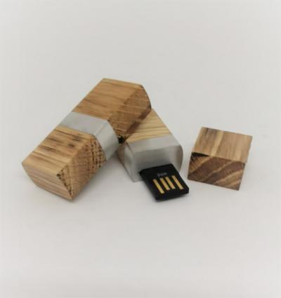 Clé USB 8GB en bois de chêne et aluminium, nouveauté Curti Design, Paris.